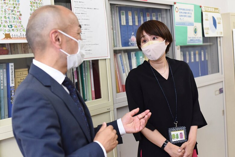 小学校を訪れたPTA役員と目が合えば立ち話をして、ついつい話し込んでしまうこともあるとか