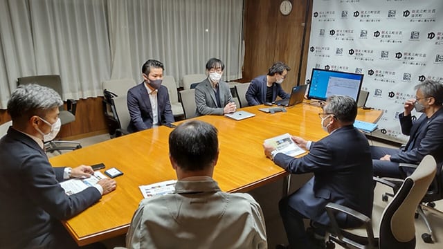 地元の青年会の活動で、湯沢町へ政策提案をする角谷さん（写真中央、グレーのジャケット）