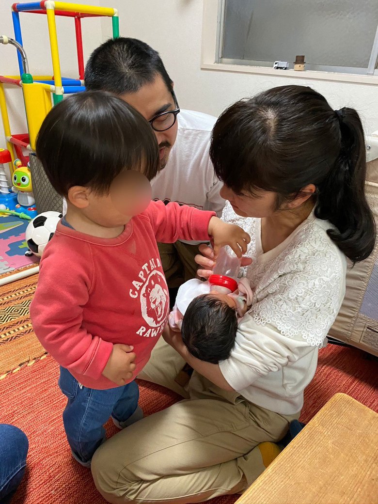 武内さんの長男が長女のミルクをお手伝い中。家族の微笑ましい時間