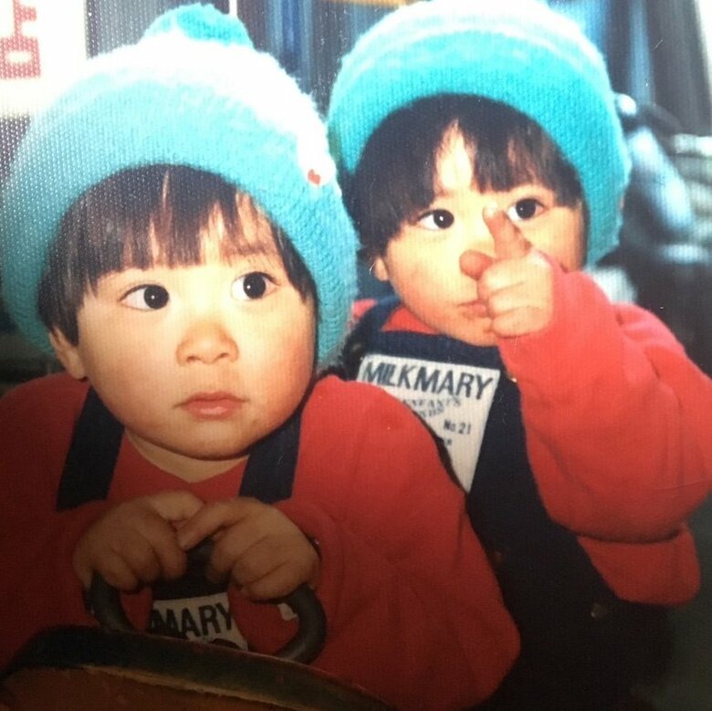 お揃いのニット帽とオーバーオールが可愛すぎ！小さい頃の斉藤祥太さんと慶太さん