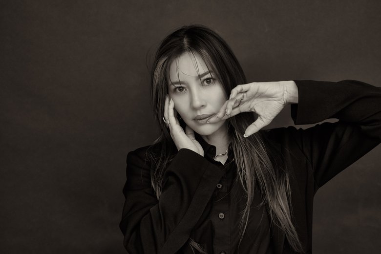 50歳を目前にした今もシャープな美しさは相変わらず