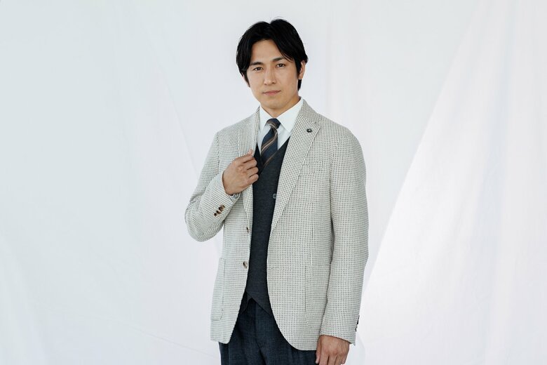 毎日のトレーニングで鍛えているだけに、スーツ姿が素敵な高橋さん