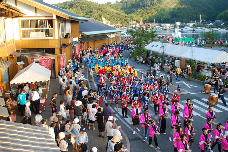 約半数の島民が参加する「キンニャモニャ祭り」の実行委員も担う