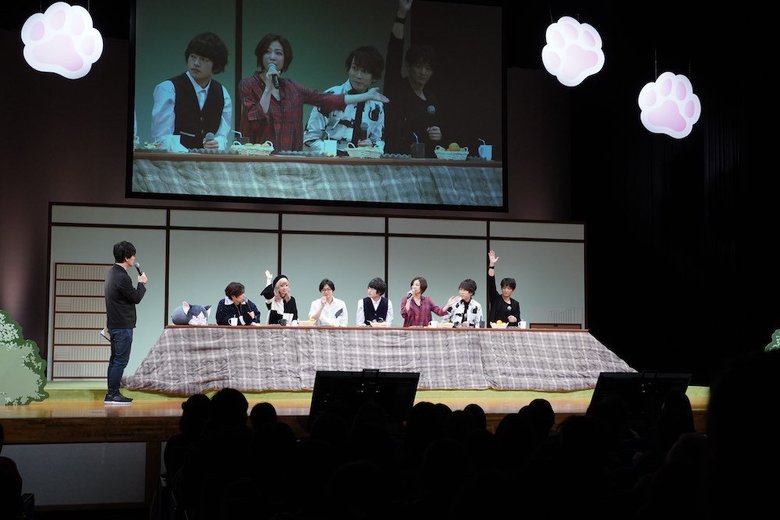 コタツに入りながらトークを繰り広げる出演者たち