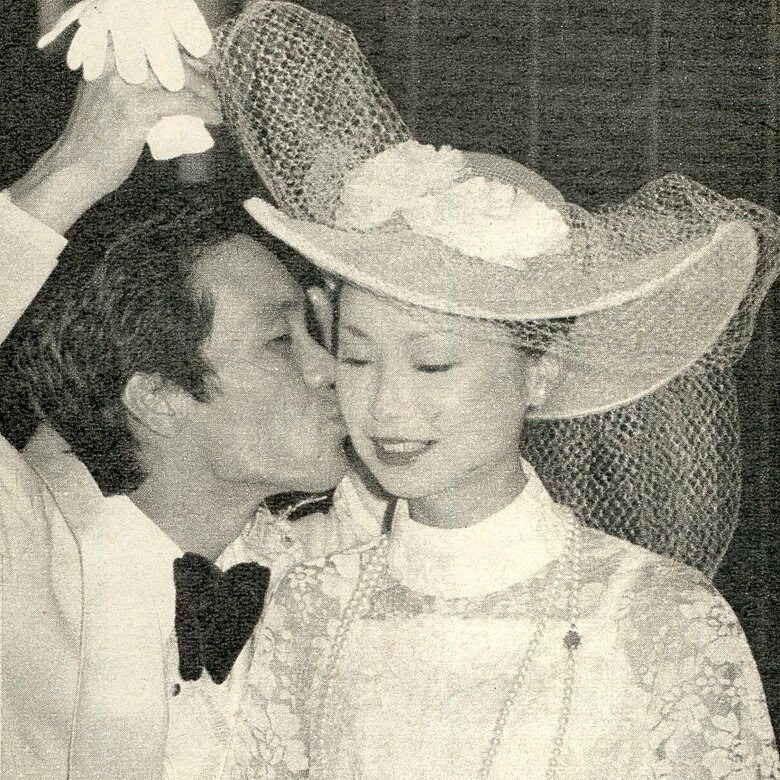 「ほっぺにチュ！」ウェディングドレス姿の妻・めぐみさんと清水アキラさん