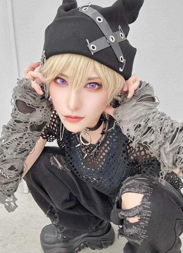 シャープな顔立ちが活かされコスプレするとより完成度の高いものになっている