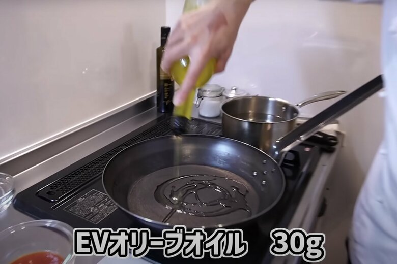 【作り方1】鉄のフライパンにEVオリーブオイル30gを気持ち多めに入れる