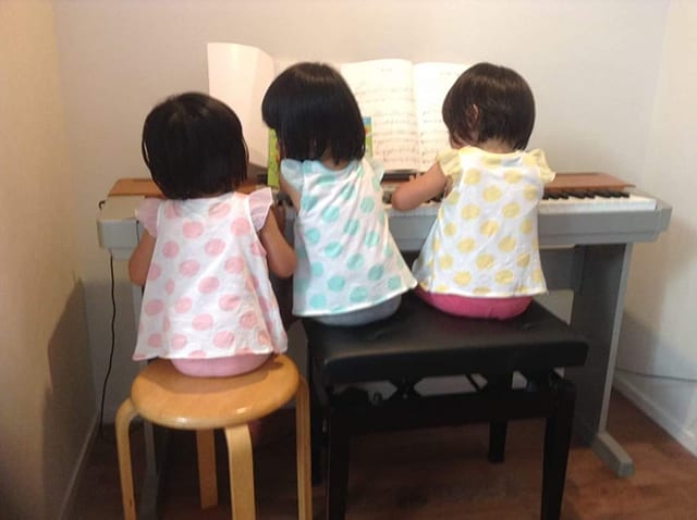 一緒にピアノを弾く三つ子ちゃん
