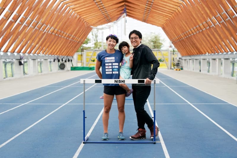 寺田明日香選手、長女の果緒ちゃんと写る佐藤峻一さん