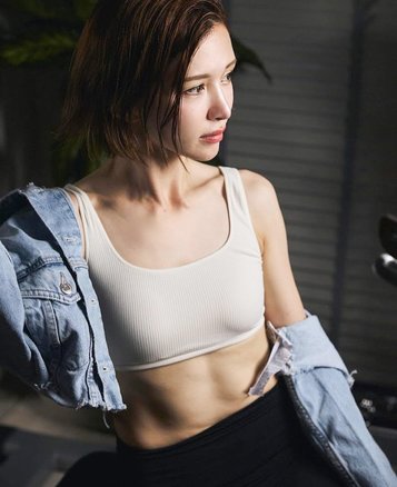 4児のママでありながら、この腹筋は正直、驚異的なあきぴさん