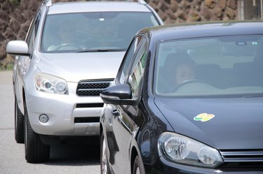 「危ない」やり返したら終わり！あおり運転の防止策とつけるべき保険