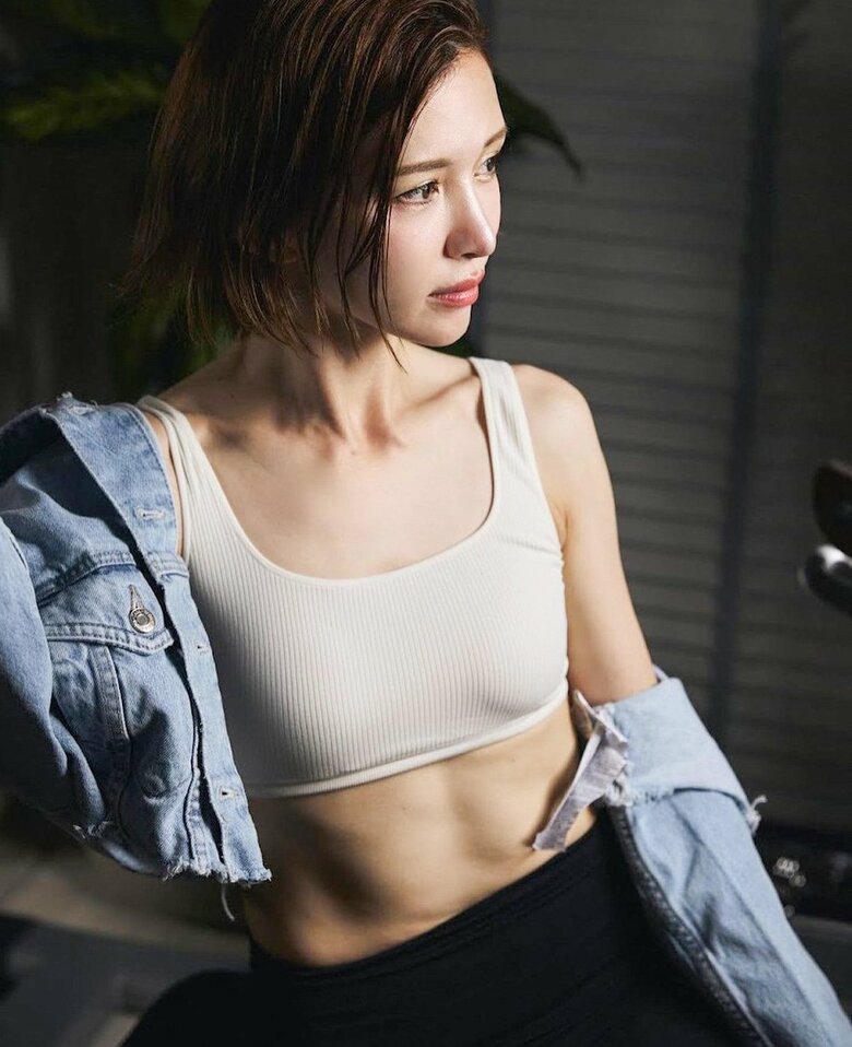 4児の母でこの腹筋は正直、驚異的なあきぴさん