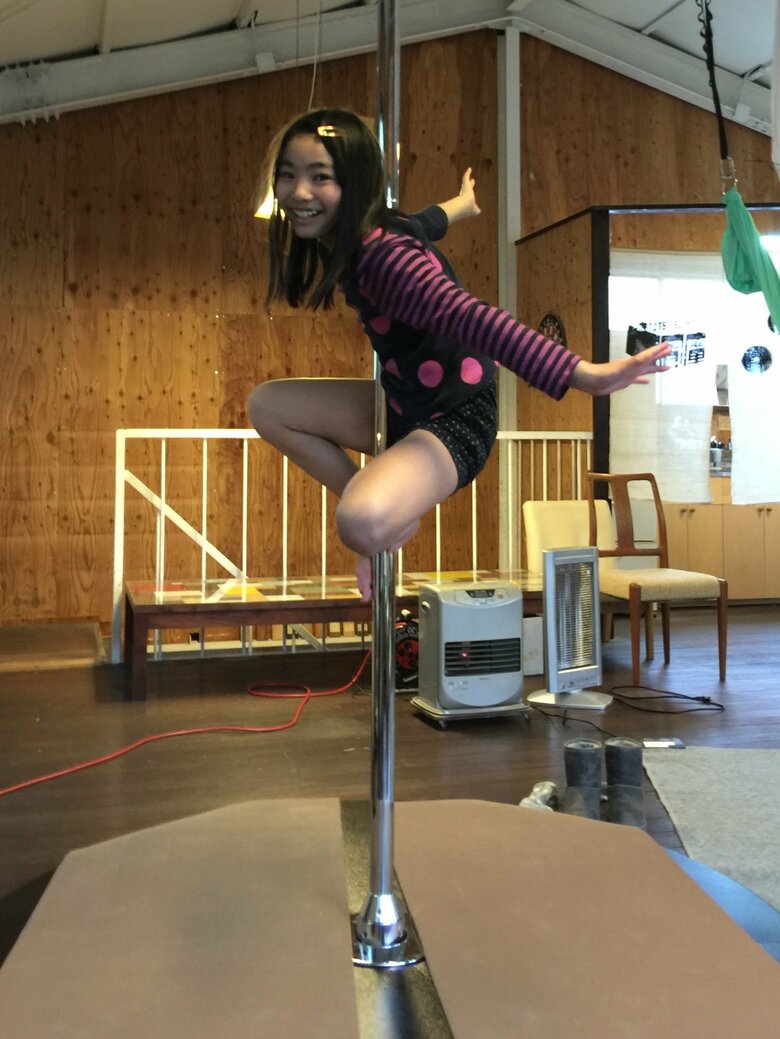 ポールダンスの練習風景