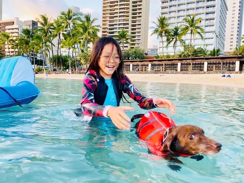 愛犬とビーチで遊ぶSHIHOさんの娘「かわいいが溢れすぎ！」