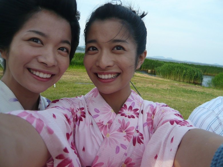 三倉茉奈さん（右）佳奈さん（左）朝ドラ「だんだん」ヒロインにて