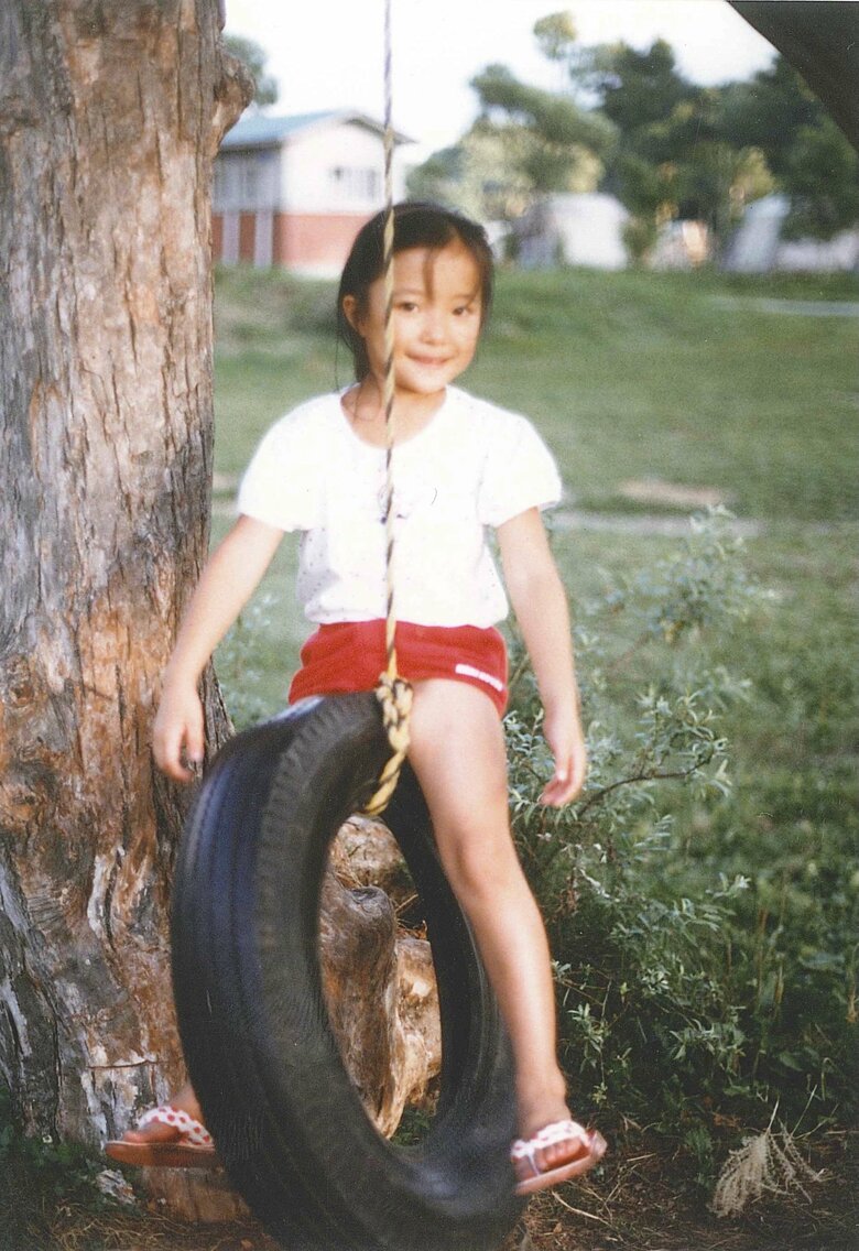 幼少期に外で元気に遊ぶ平原さん。可愛らしい笑顔に現在の面影が残る