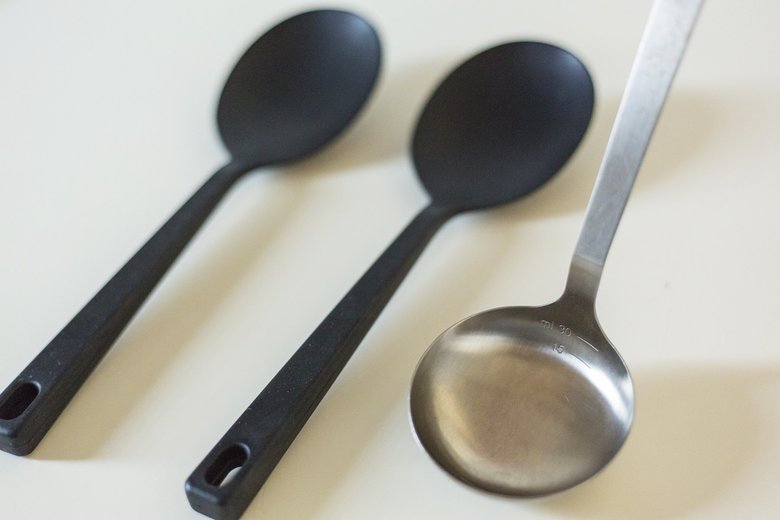 （左・中）シリコーン調理スプーン　長さ約２６ｃｍ　（右）ステンレス　お玉・小