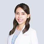 美容外科医。東京女子医科大学医学部卒業。TAクリニック医師。「NASM（全米スポーツ医学アカデミー）」のスポーツトレーナー。大学時代、自分の体にコンプレックスを感じたことから「食べないダイエット」にはまり不健康なヤセ型に。大学卒業後は整形外科医として勤務、月320時間の激務と不規則な生活によって今度は18キロの体重増になる。正しい食事への向き合い方・美しい体づくりを自ら実践するために健康美を追求。ベストボディ・ジャパン2020ジャンル別大会［ドクター部門］でグランプリを受賞。現在は女性の美しさをさらに追求するため美容外科へ転身。医師として6年間で1万人に食事、健康指導を行っている。著書に『手のひらひとつで変わる! 美ボディ医師が教える 食べグセリセットダイエット』（主婦と生活社刊）。